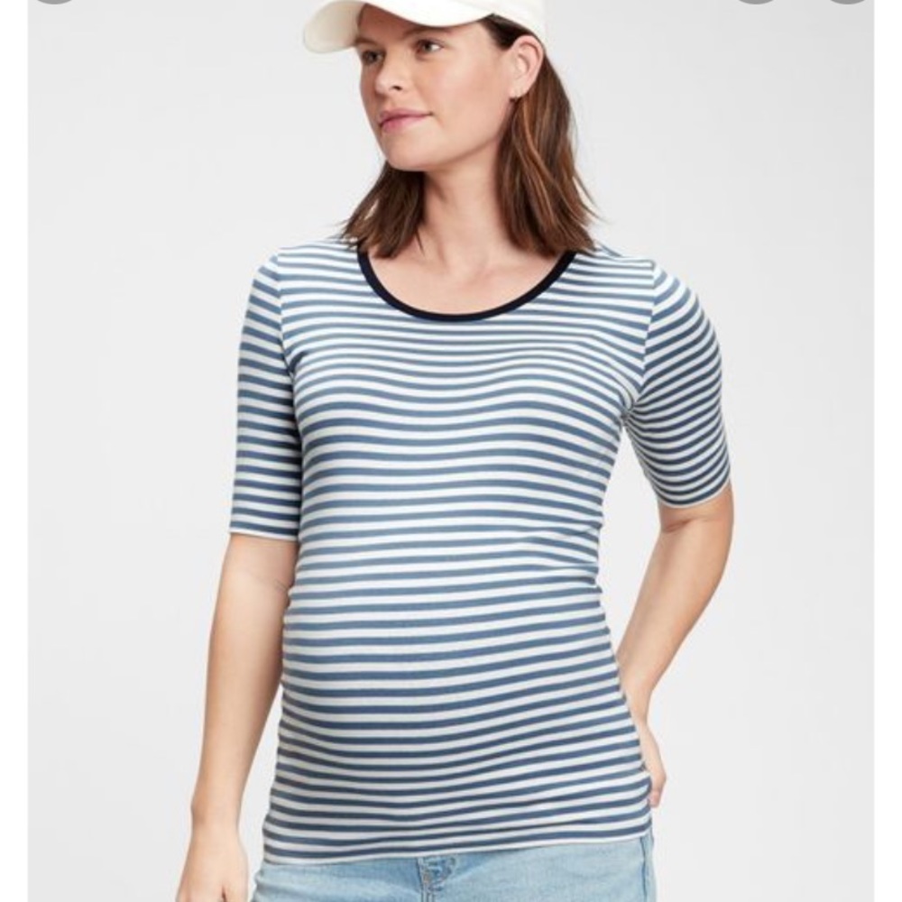 GAP • Maternity Modern Scoopneck T-Shirt